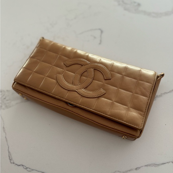 Authentic CHANEL - GOLD Chocolate Box adjustable bag/ clutch.- Collectable - Picture 7 of 9